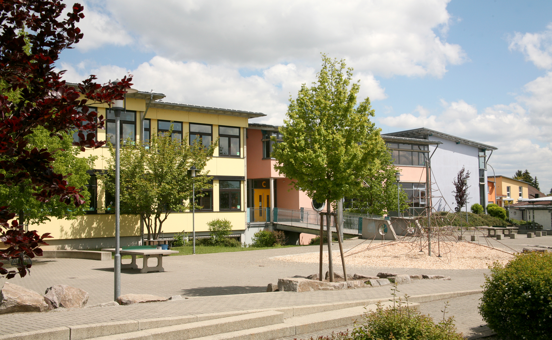 Auf diesem Bild sehen Sie die Grundschule von Eutingen.