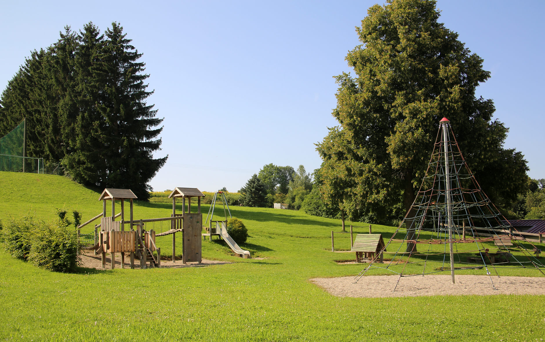 Auf diesem Bild sehen sie einen Spielplatz mit Klettertürmen.