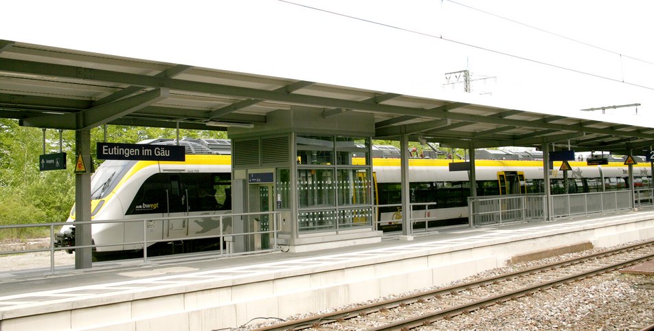 Auf diesem Bild sehen Sie den Bahnhof von Eutingen mit einem eingefahrenem Zug.